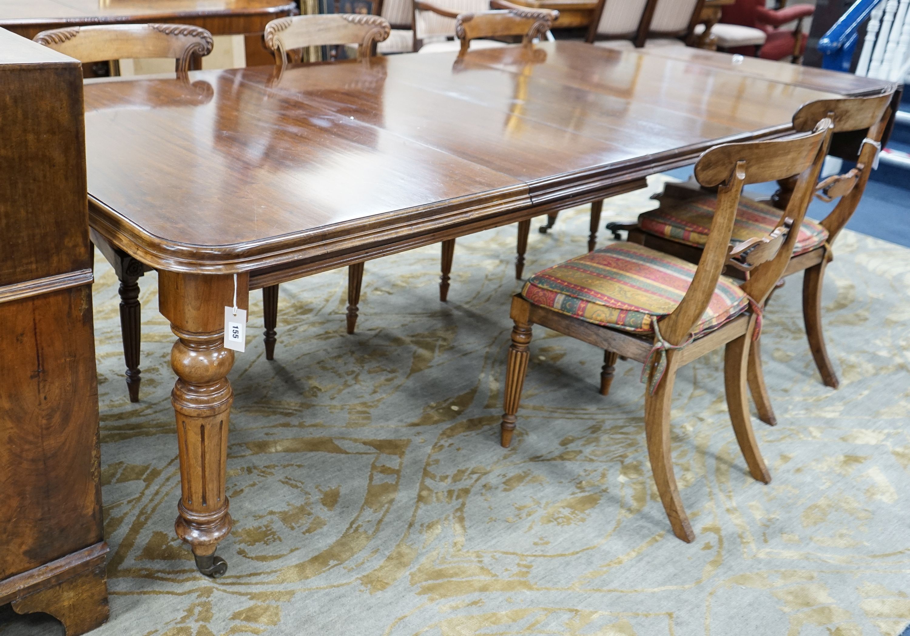 A late Victorian walnut wind-action dining table with two extra leaves, no winder, 236cm extended, width 118cm, height 74cm